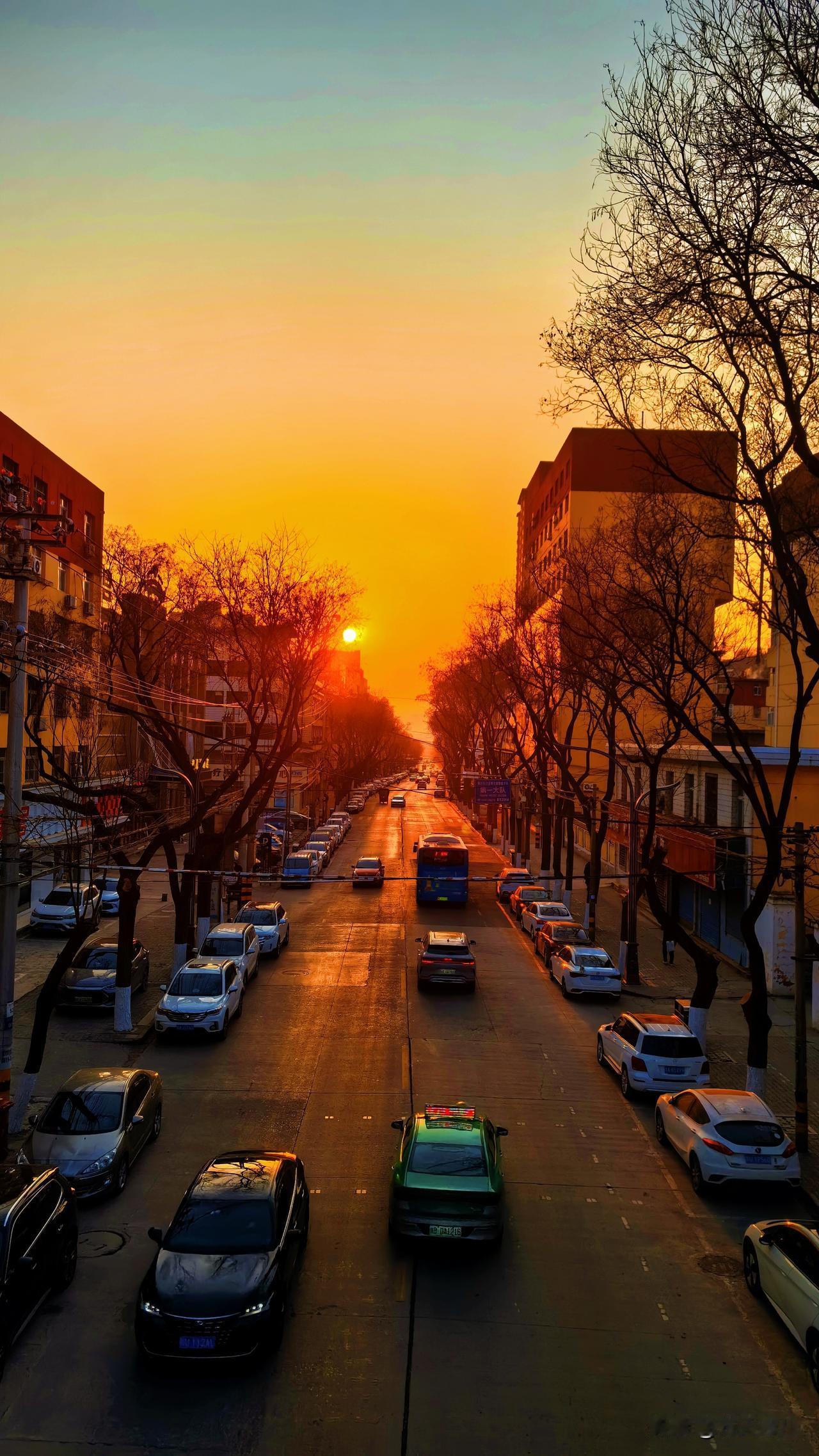 落日熔金沉入古典的韵脚，暮云合璧时，笛声碎在烟柳的裂隙。而旅人把「何处」别在