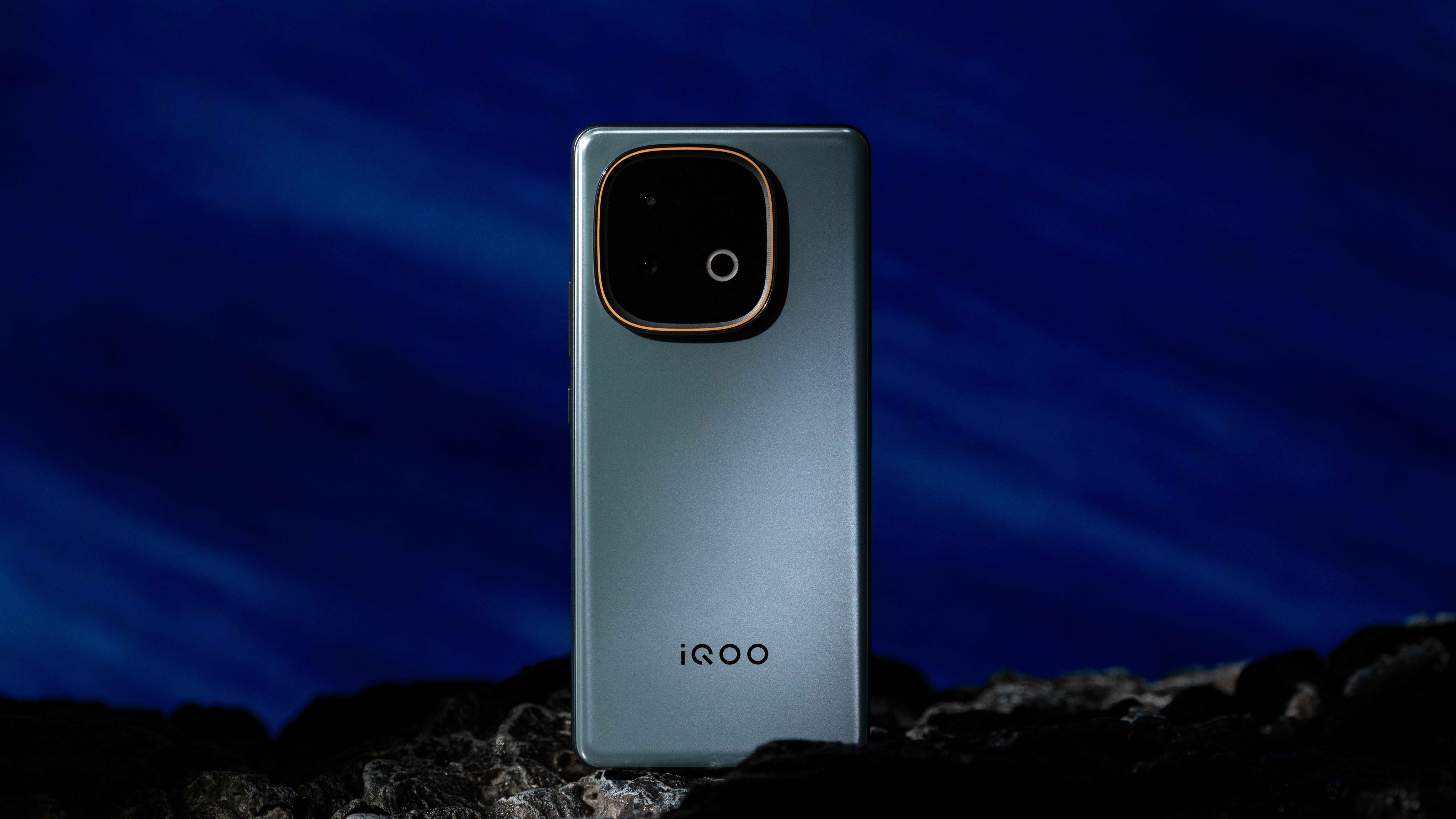 iQOOZ10Turbo+，真机图赏，这款手机的想法很简单，在这个价位里做最