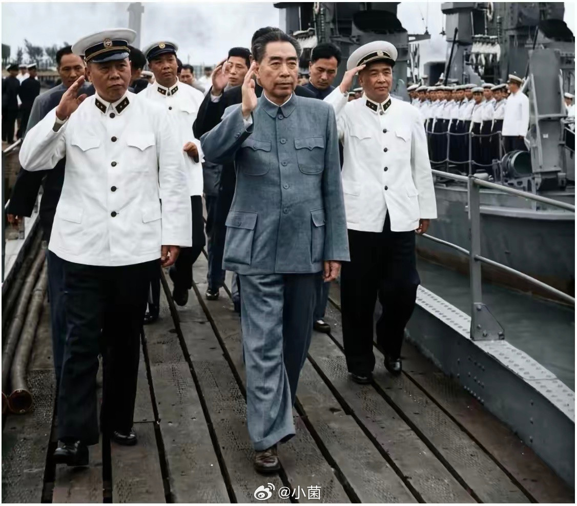 甲板上，海风阵阵，周总理一身笔挺中山装，庄重地敬了一个军礼。没有华丽排场，他就站