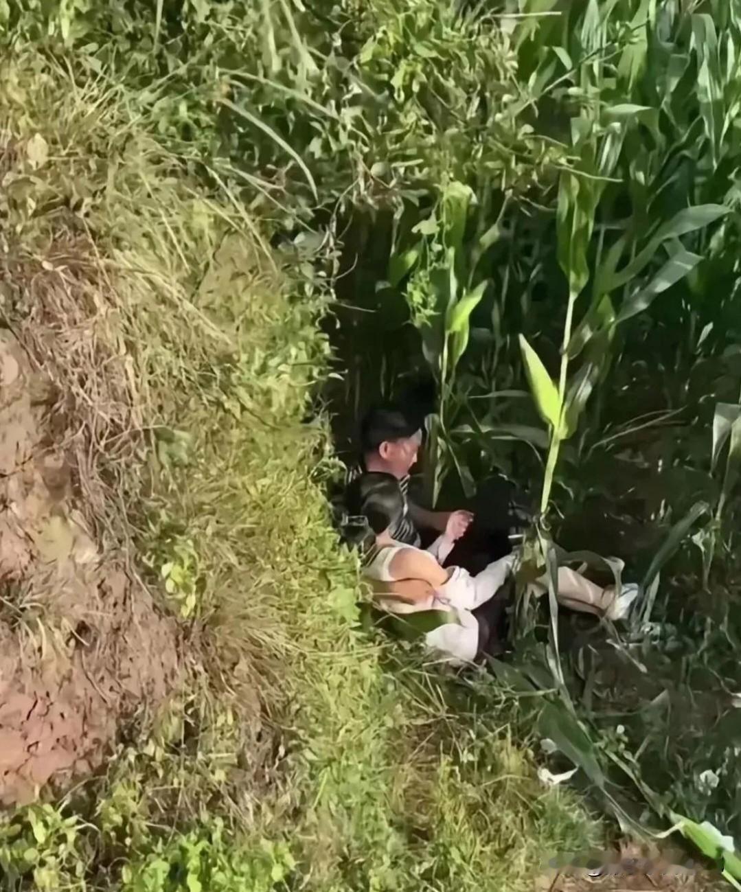 让我想起了【红高粱】里面的名场面；相比起在电影院和咖啡屋～～这样的都应该算是