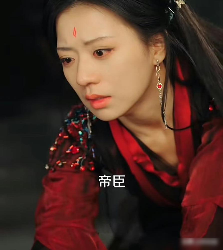 短剧女王时童，突然就“蒸发”了。最后一部存货播完，新剧里只剩一句“友情客串”。