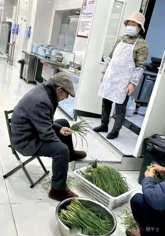 刘强东父母现身京东食堂做饭看到刘强东父母在京东食堂帮厨的画面太暖了！二老衣着朴素