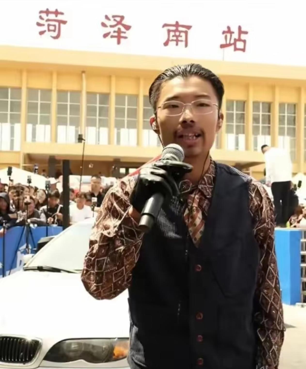 郭有才看样子快要撑不住了！他每个月光在深圳租直播间就要砸20万，手下三十多