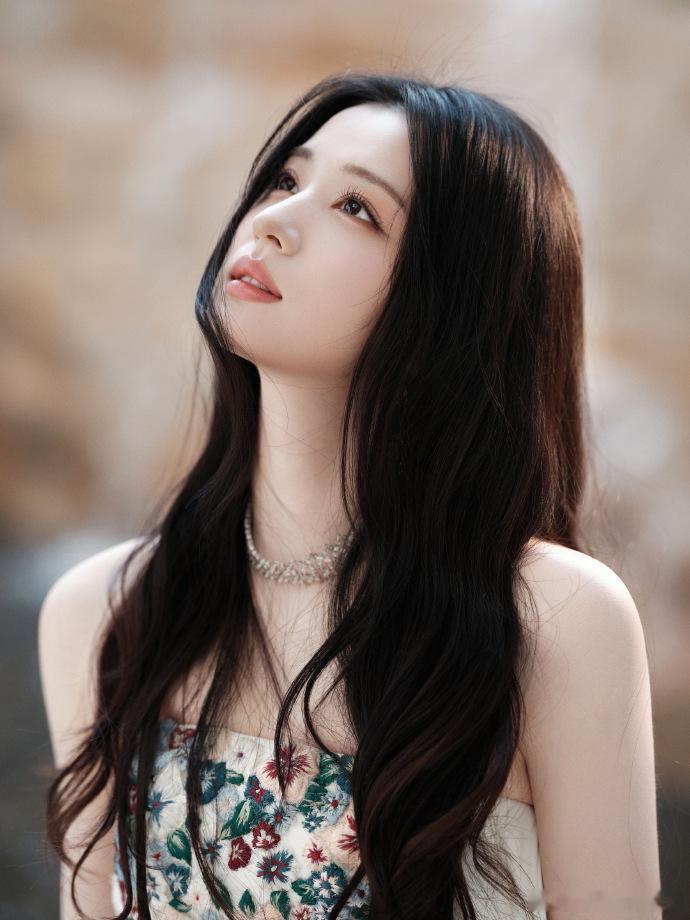 王楚然乱花渐欲迷我眼这不仅是一组美图，更像是一段浪漫的故事，王楚然用她的姿态