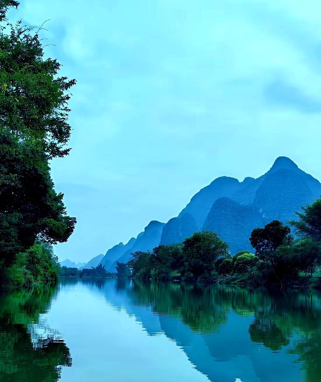 我跟你说个大实话。全世界都在聊AI，聊新能源车，聊得天花乱坠，好像明天我们就要