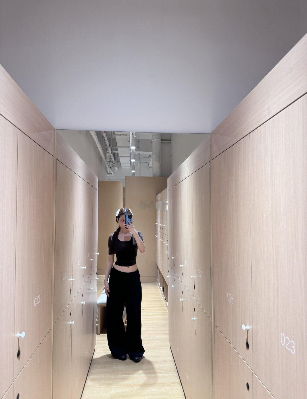 每天随手拍显得跟个巨人一样毫无训练痕迹，就喜欢健身房拍照