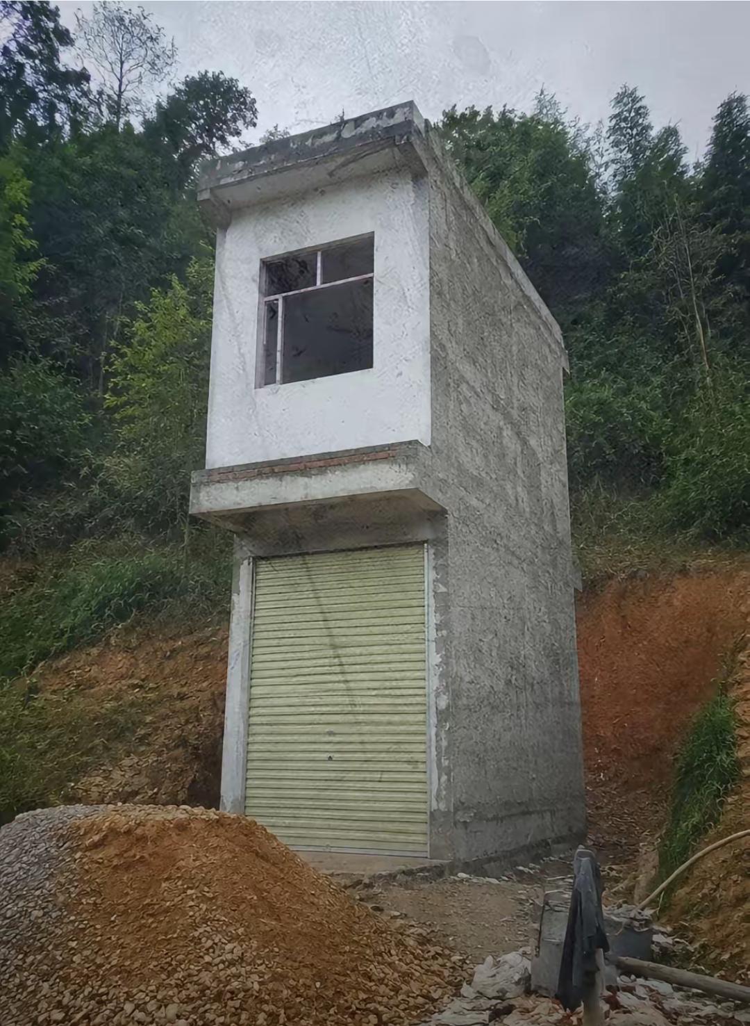 这是村里老光棍，看见别人建别墅，自己想着，好歹也来整上一栋，于是建上了这房子，大