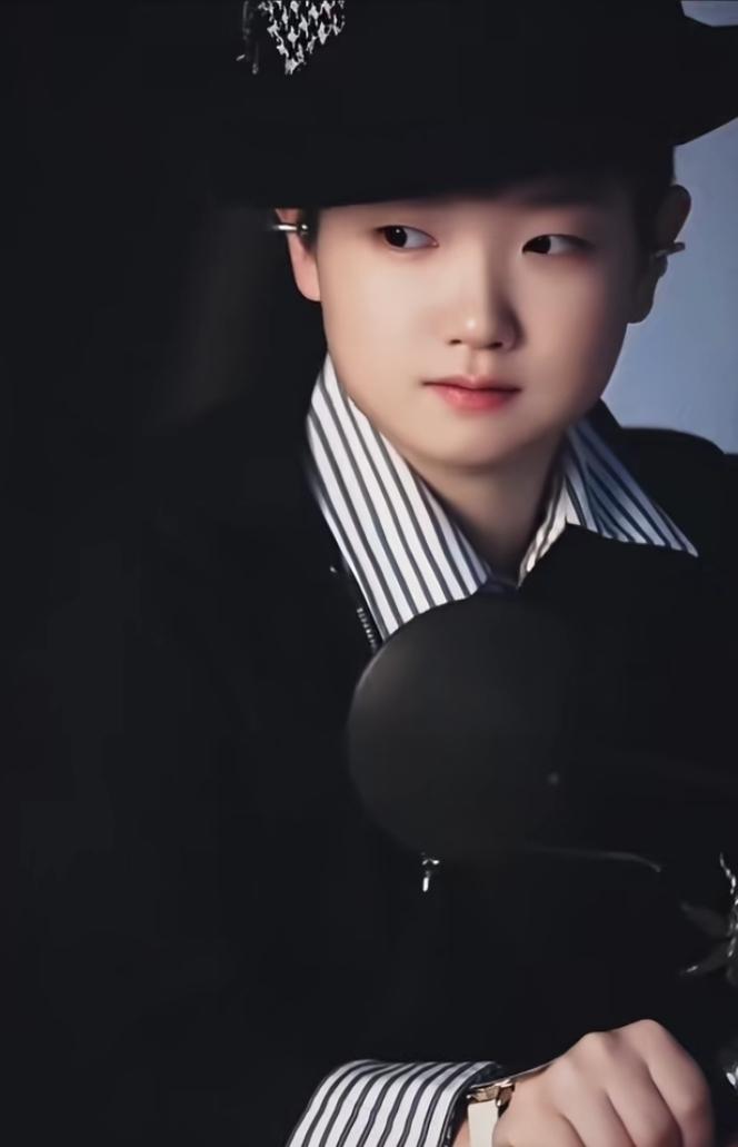 我发现孙颖莎这张杂志海报无论从哪个角度看都那么好看，那种无人能敌的气场太强大了，