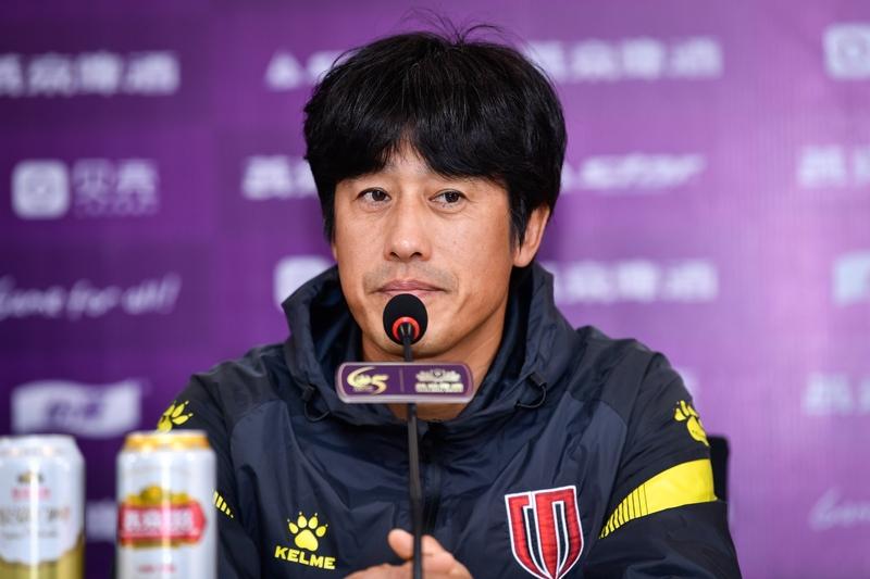 其一，成都蓉城主教练比徐正源差远了，临场应变太差了，贺一然感觉被重庆球迷吓傻了，