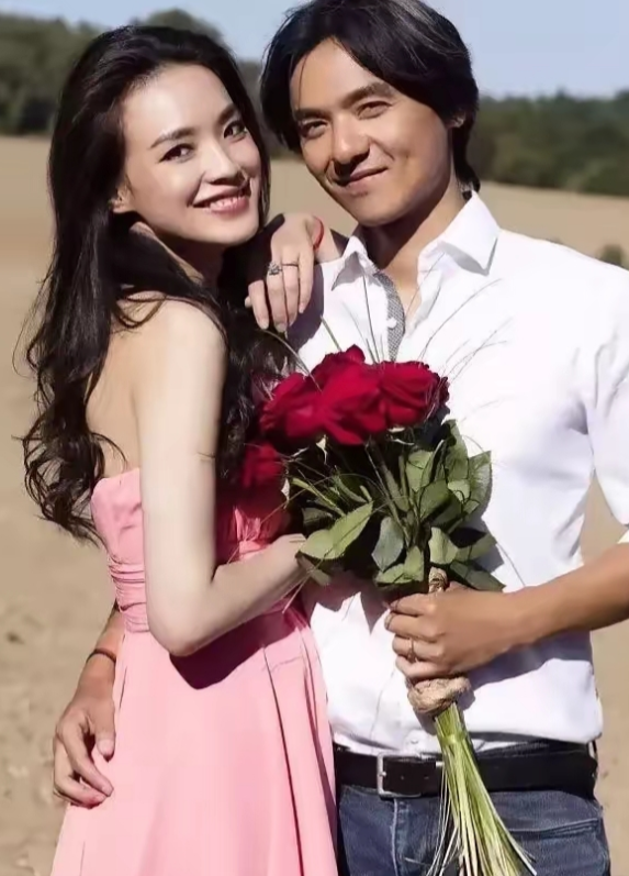 2016年，舒淇与冯德伦结婚。记者问她:“你们为什么认识20年才在一起结婚？”舒