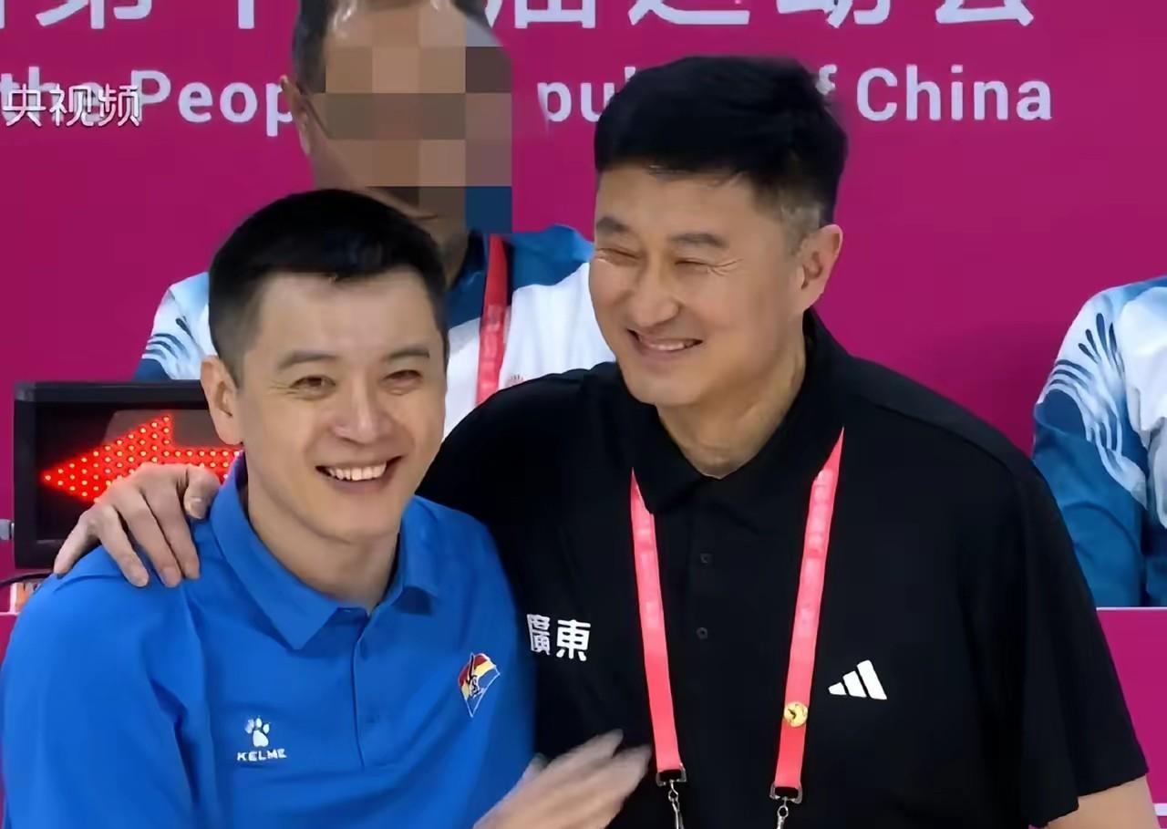 广东球迷不要喊不要叫了，国家队主教练郭士强已经给杜峰面子了，已经照顾广东男篮了。