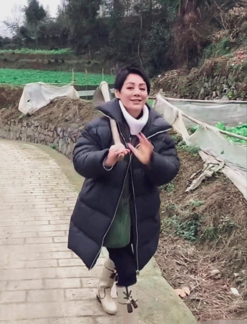 影后锄地的姿势，比拿奖杯更标准。她不是摆拍。锄头挥下去，泥土翻开的深度，刚好