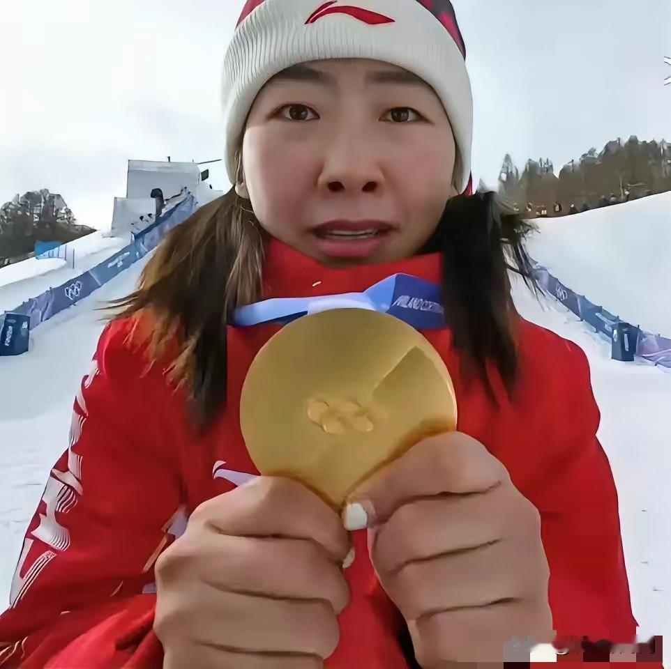 你能想到吗？​徐梦桃获得空中技巧金牌后，​她没有第一时间欢呼庆祝，而是一遍遍