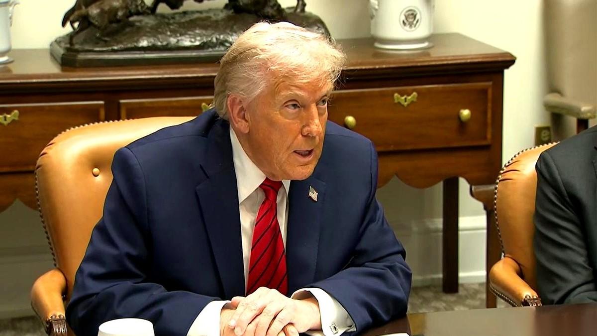 好家伙，我直接一个好家伙。牌桌上，人家枪都快顶你脑门上了，他慢悠悠地走过来，不