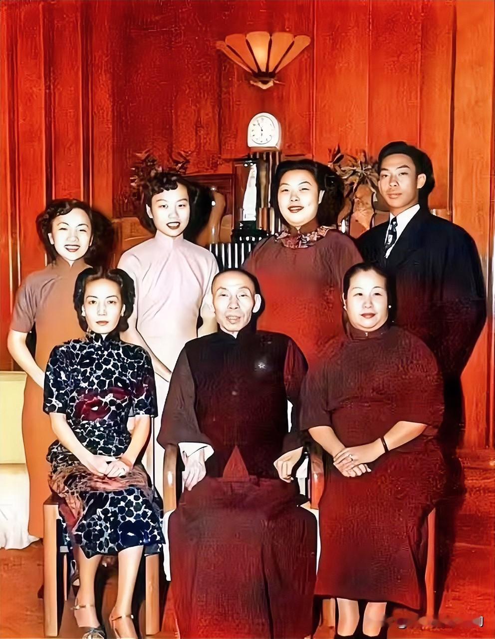 看杜月笙四姨太姚玉兰中年的照片，肥肥胖胖的，厚厚的双下巴，颜值很普通，和站在身边