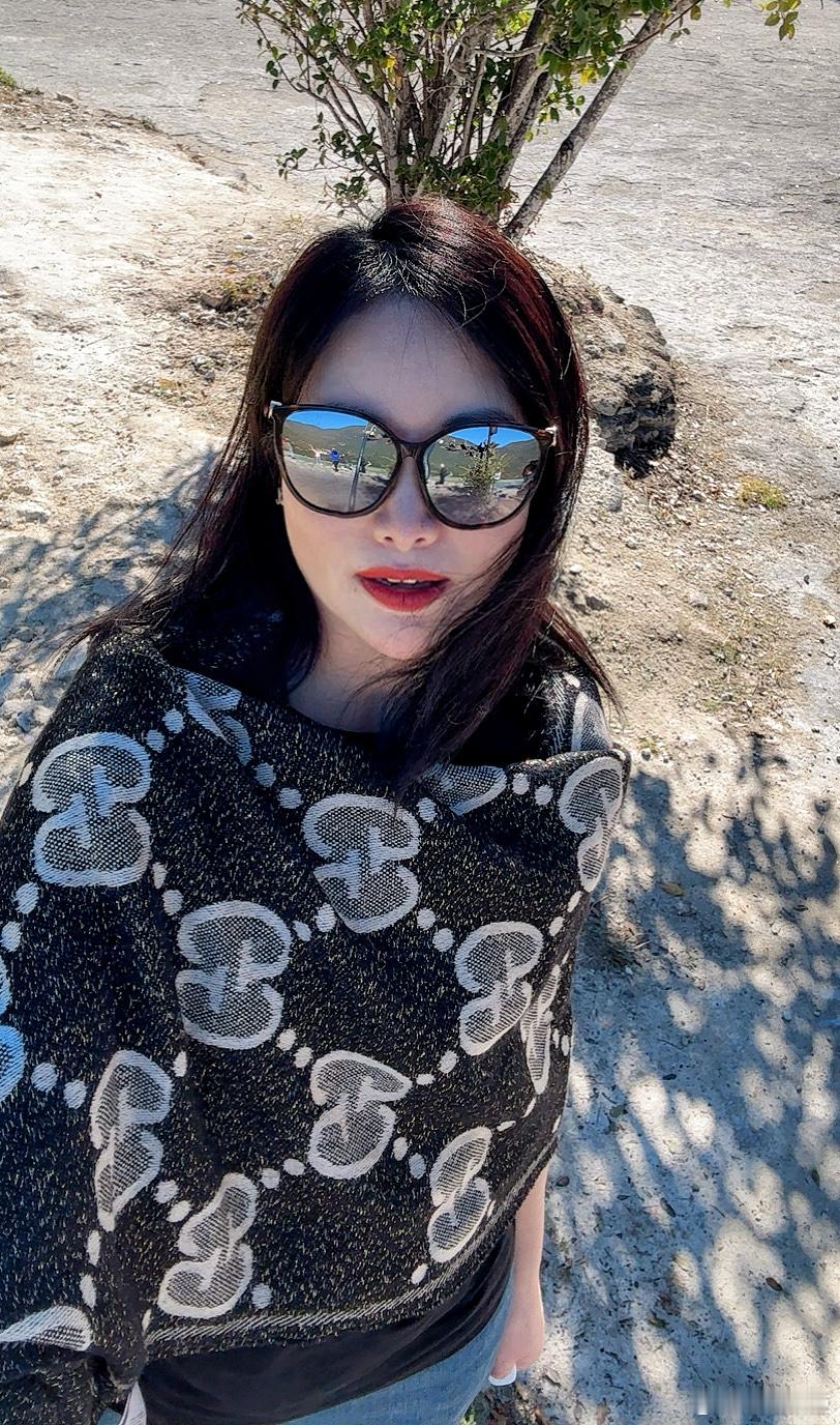 王菲的化妆师被说眉毛画太丑，热巴的化妆师被说口红颜色没用好，刚刚刷到，这和我用的