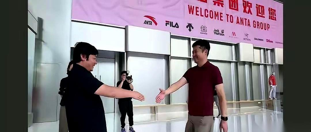 安踏跟国产摩托车队张雪ZXMOTO的联名，出师不利。第一批联名T恤刚上线，就被