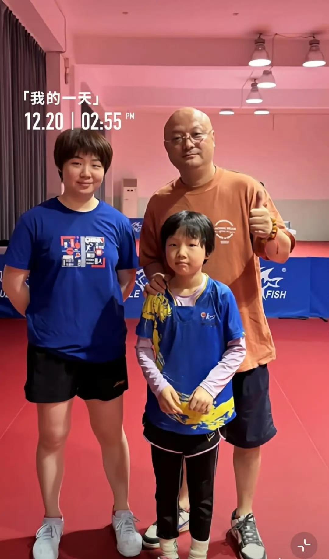 休假中的蒯曼回到家乡和妹妹一起继续练球[赞]！蒯曼2004年出生，而她的妹妹出