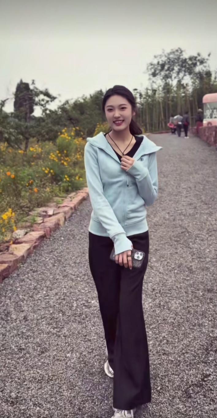 河南清纯甜美美少女秋日户外休闲穿搭。