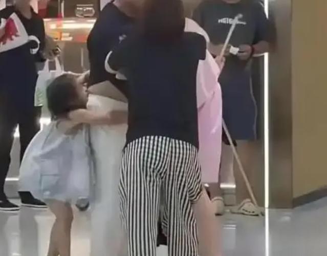 苏州盒马鲜生这一幕，看哭全网：5岁女儿抱着爸爸大腿发抖，妈妈当场崩溃 7月7