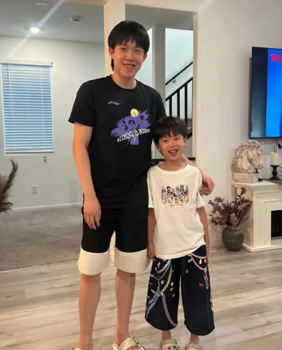 王楚钦和梁靖崑的儿子同框啦——那笑容，简直一样的灿烂。#梁靖崑身高#梁靖崑7