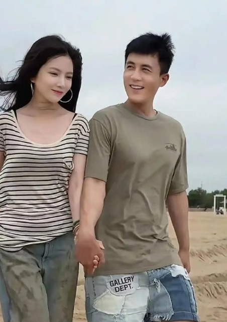 王灿又秀恩爱！44岁杜淳牵手海边，肤色差成焦点了！