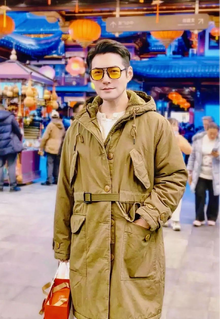 朋友偶遇严屹宽后，回来直接颠覆我认知：以后不要再说严屹宽是帅哥了，你是不知道