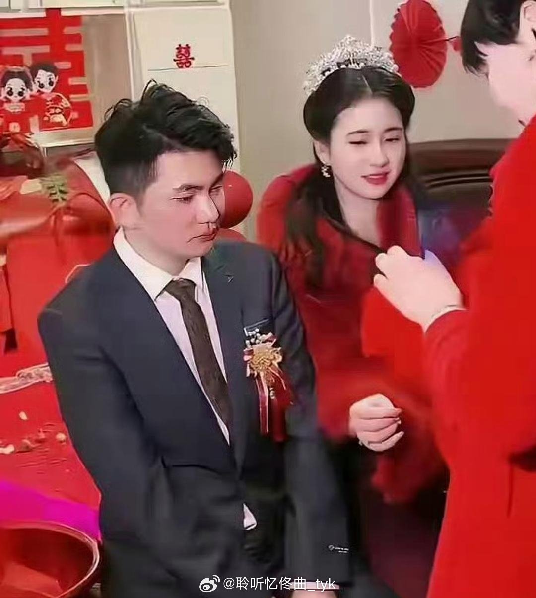 我看了这新郎新娘一眼，突然明白了为什么新郎一脸不开心了，换作是我，我也一样不开心