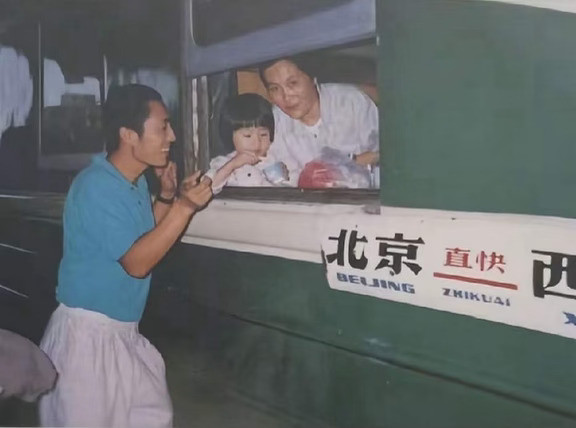 张艺谋当年在车站送别妻子女儿的照片