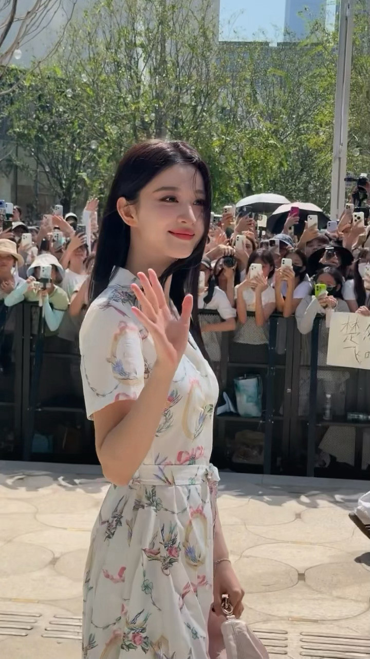 哦莫哦莫…我的白月光回国了王楚然温婉印花长裙造型