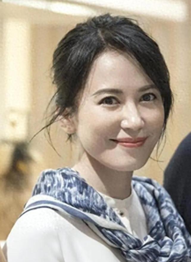 问大龄单身女性"怎么解决生理需求"？这问题本身就透着双标。放男明星身上，轻飘飘一