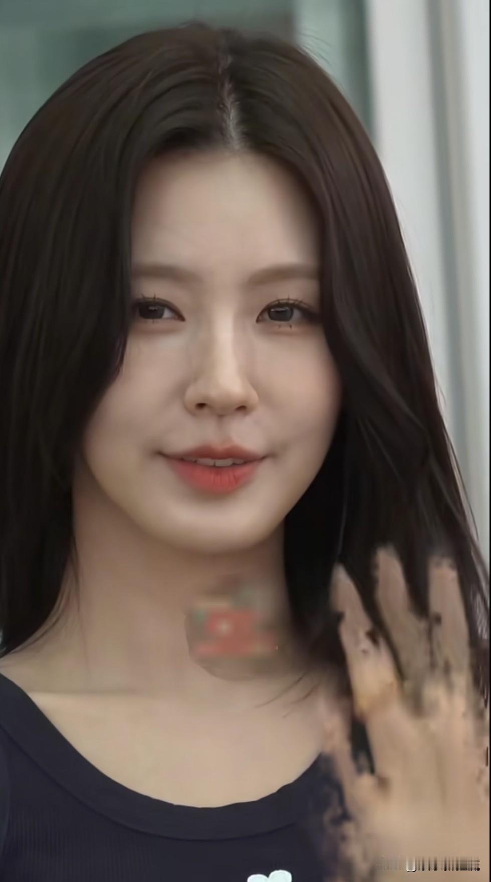 近距离拍摄赵美延，妆容可圈可点，鼻影看上去有点怪怪，不过最出彩的莫过于唇形，怼脸
