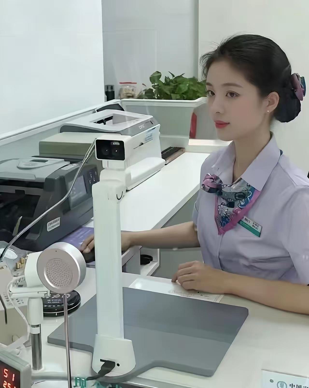 我妹妹在银行上班，她比我懂经济，今天一大早给我打电话，让我赶紧去买白银，话都没说