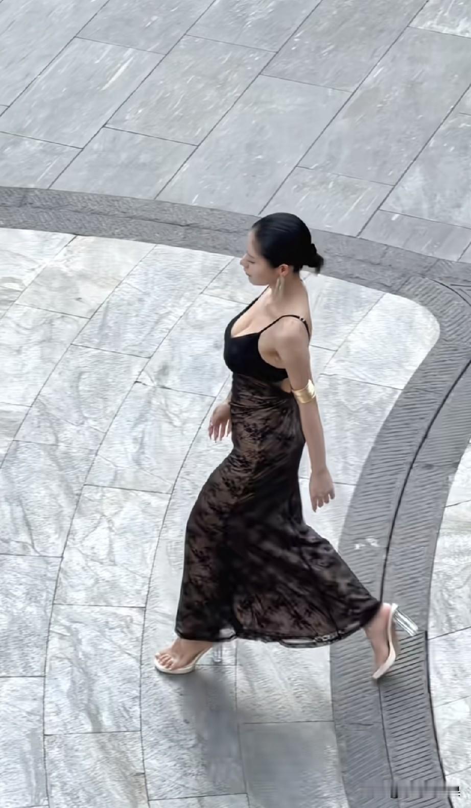 不是我喜欢美女，实在是花开的正艳，不去欣赏那真的是太可惜。当然，每每心情不好的