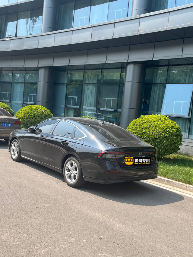 00后的第一辆车年少有为开雅阁，爱情不会有隔阂。车有了，爱情什么时候才能轮到我