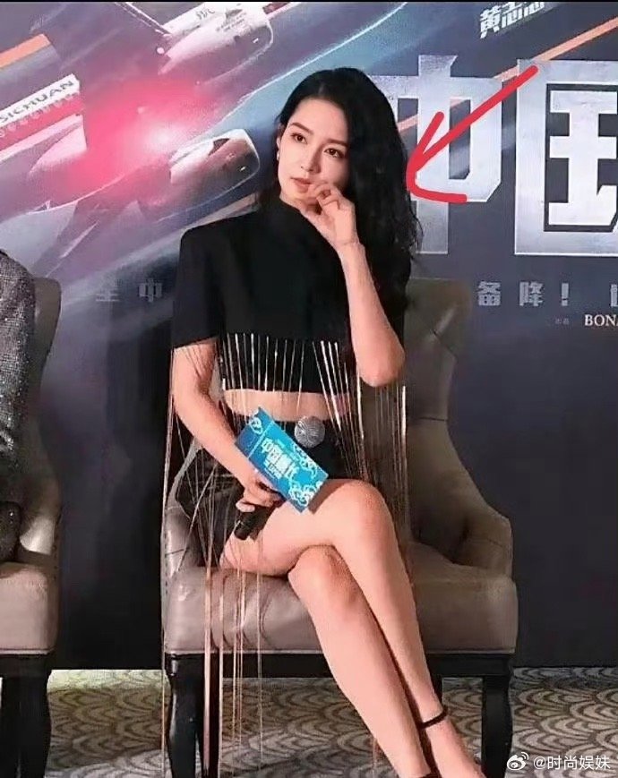 张天爱和李沁坐在一起接受采访​​​