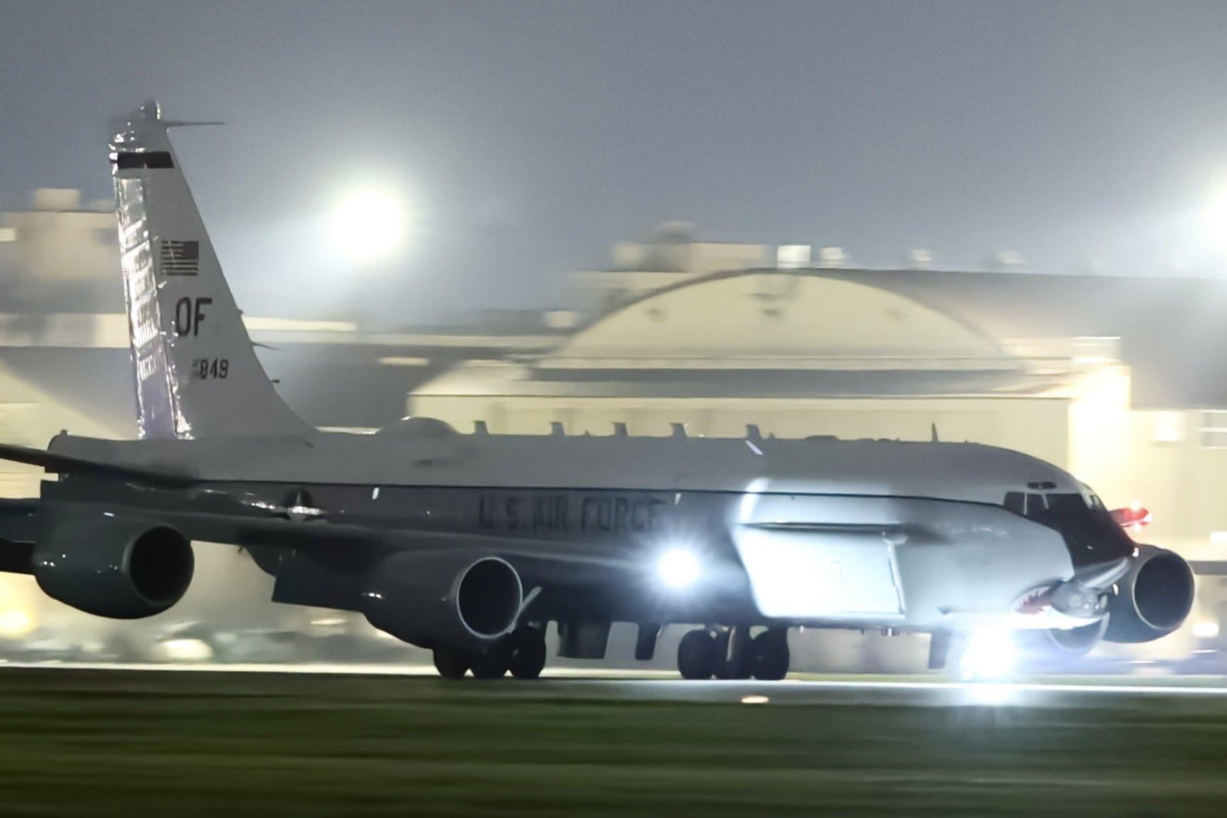 夜色下飞临横田基地的RC-135U​​​