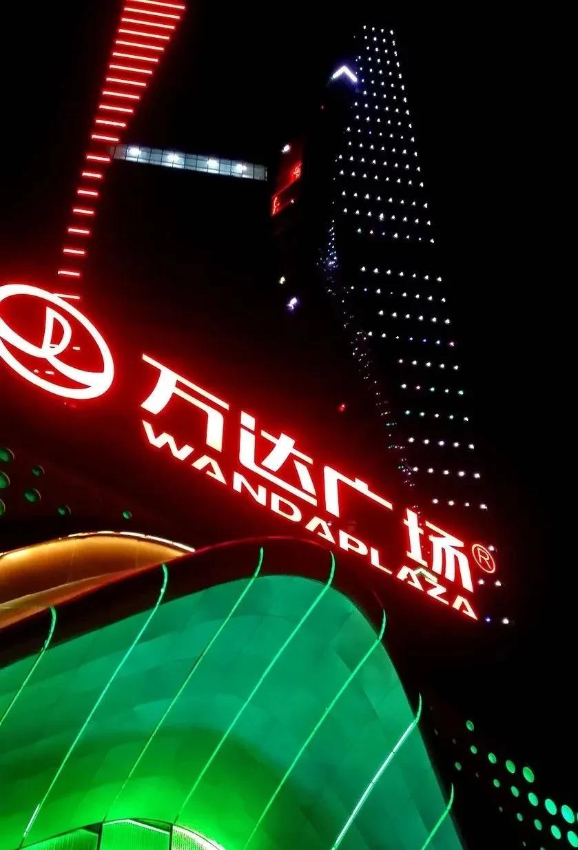 再卖48座万达广场，王健林是条汉子!王健林再卖48座万达广场上了热搜，不过这次
