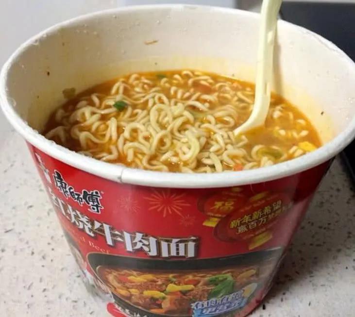 终于弄明白了为什么康师傅能坐稳“泡面一哥”不是它便宜，也不是它好吃，而是外卖