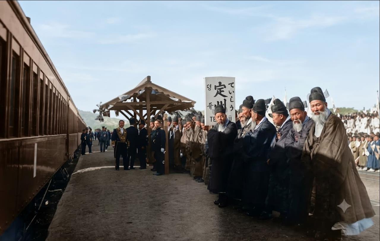 1905年，大韩帝国末期的定州站（今朝鲜平安北道定州市），一列蒸汽火车停靠在站台
