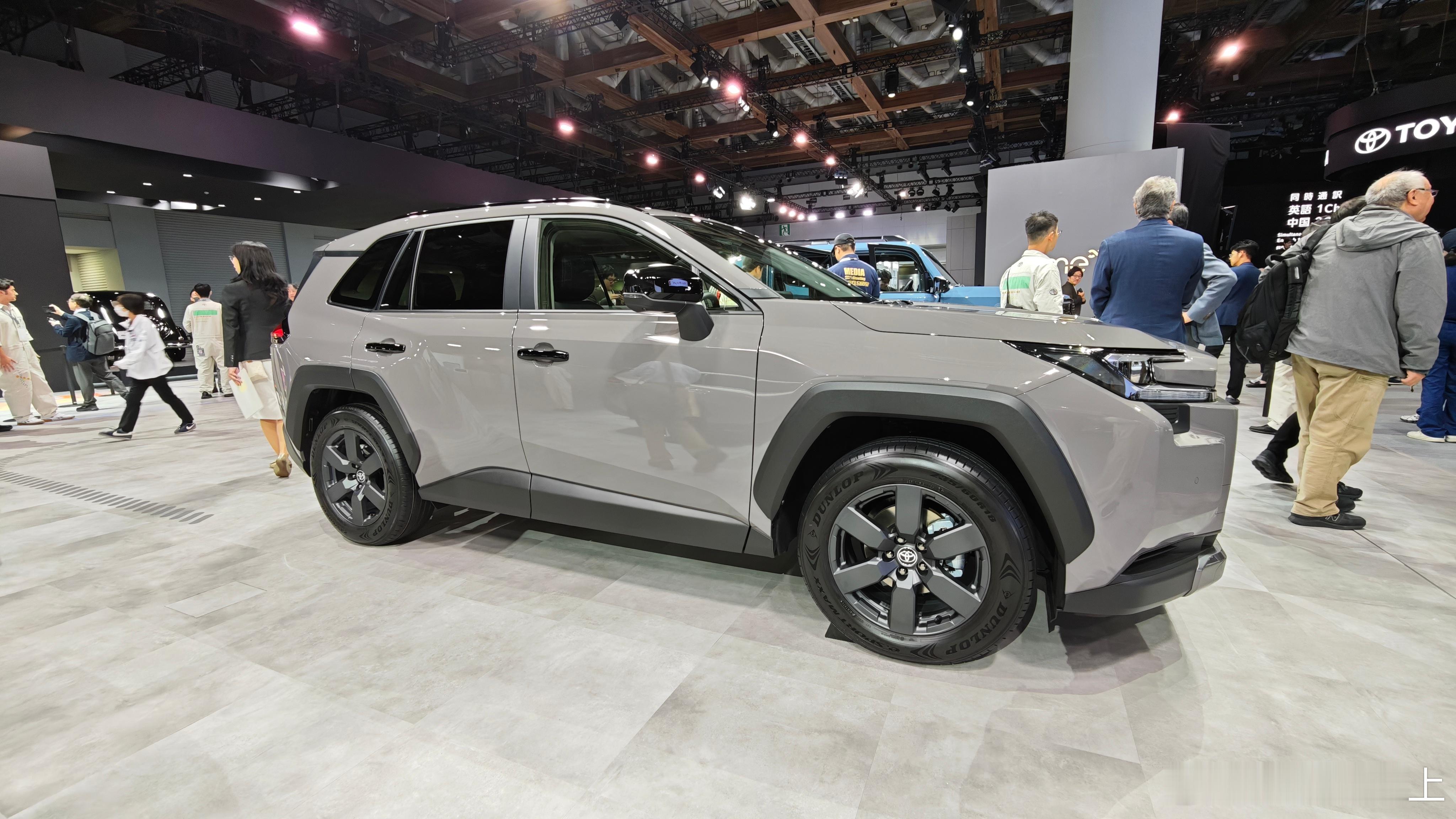 全新的丰田RAV4也是马上要在中国销售了,先整体看一下它的造型上的大变化。更多用