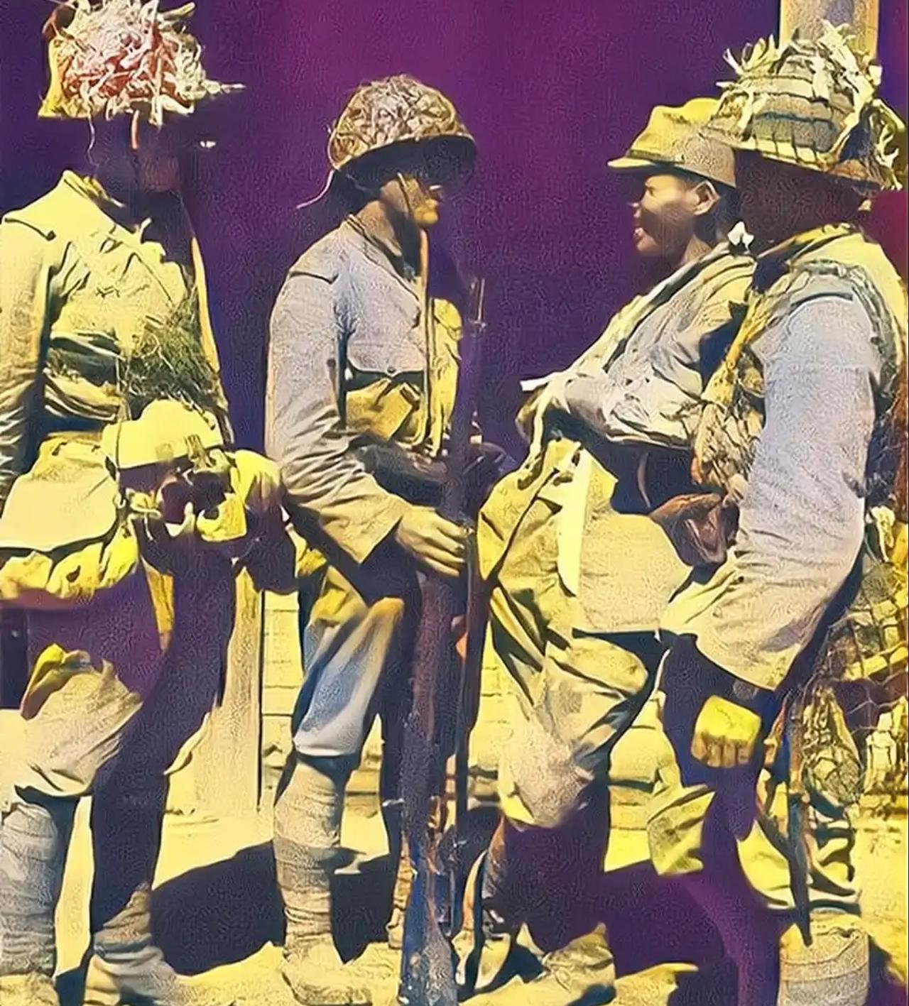 画面里4名日军前线步兵，全部在钢盔上捆绑了枝叶、植物作为野外伪装，用来隐蔽身形、