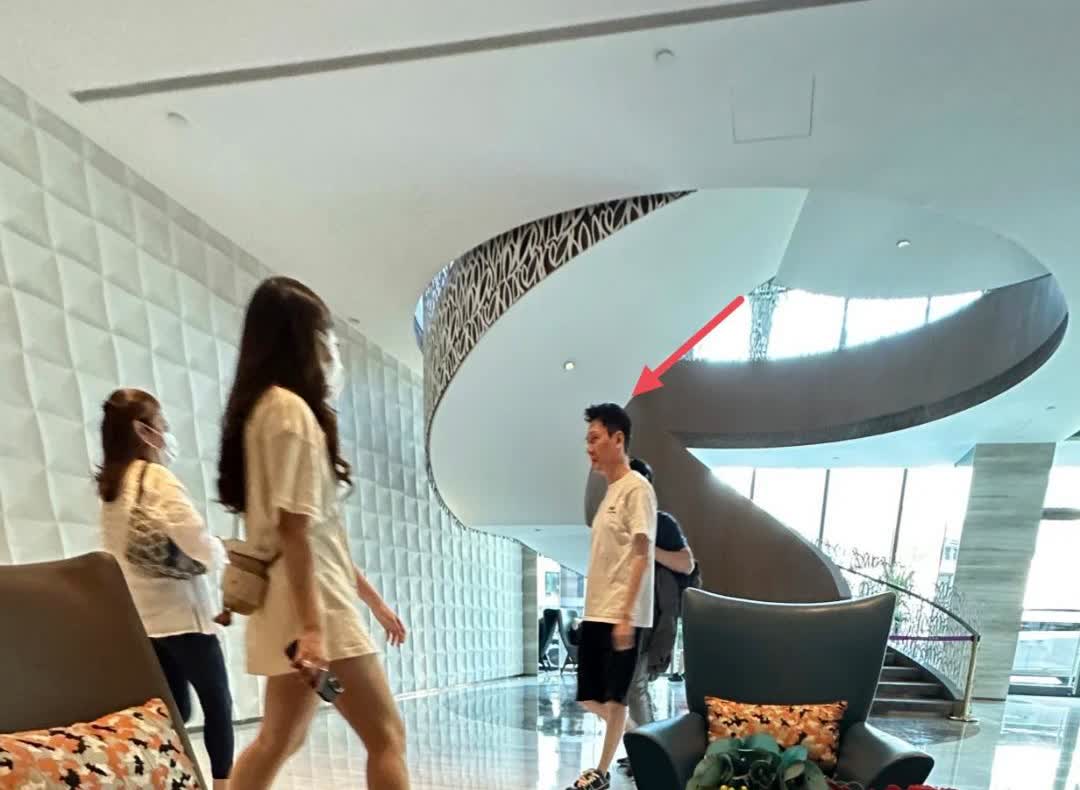 冯绍峰在上海看房被偶遇，他现在看起来好瘦，两条腿细得太吓人了，变化有点大。