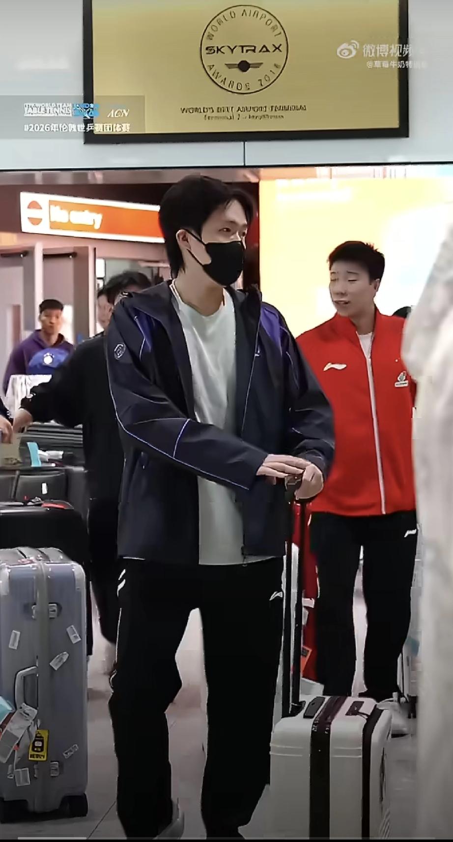 中国队🇨🇳抵达伦敦！今日凌晨三点多，国乒出征伦敦世乒赛的大部队抵达伦敦机场