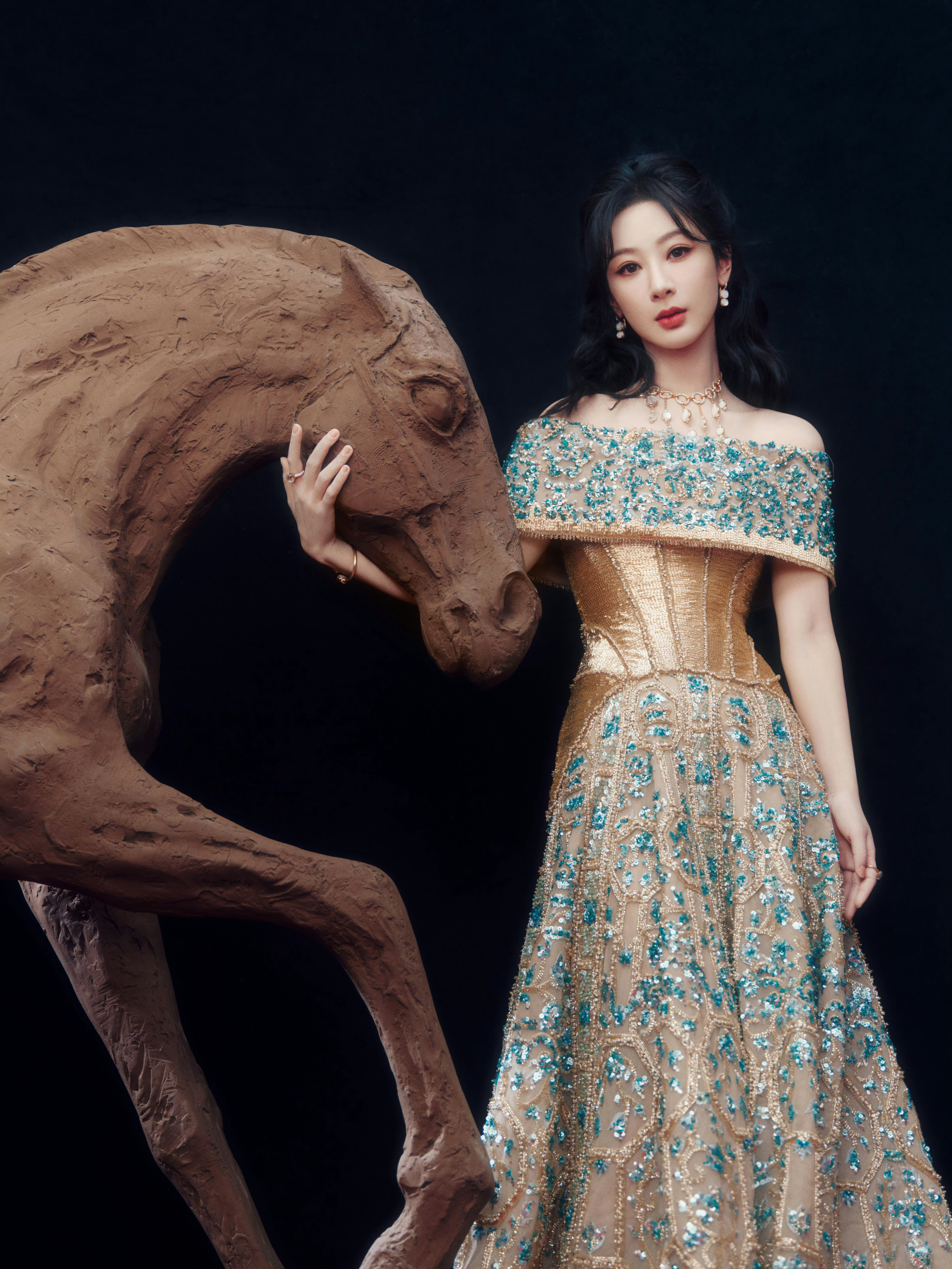 杨紫今日出席微博之夜活动造型图集，身着TonyWard2025秋冬定制系列一