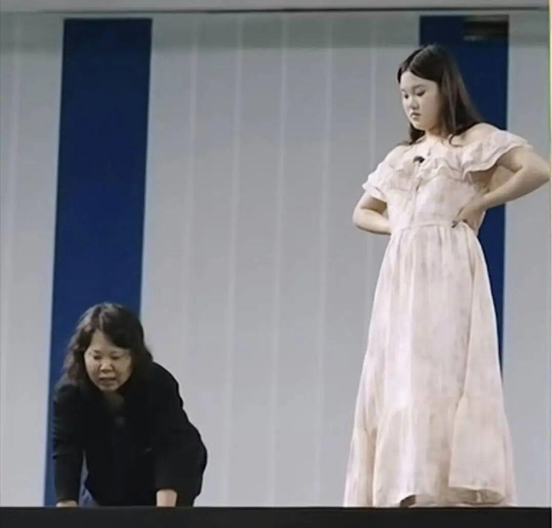 “我在你心里到底是个什么样的妈妈？”综艺镜头前，母亲肖英杰问出这句话的时候，大概