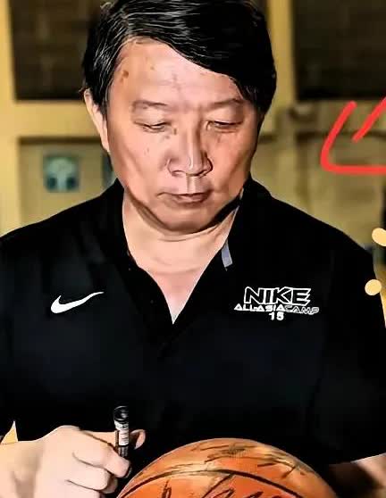 郭振明这事儿够呛。刚分管篮球，就选了宫鲁鸣当教练。女篮本是三大球里最稳的