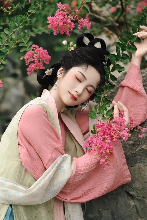 妻子假扮邻妇与丈夫同房，事后点灯一句话，丈夫羞愧难当明朝有个书生叫关玉林，妻