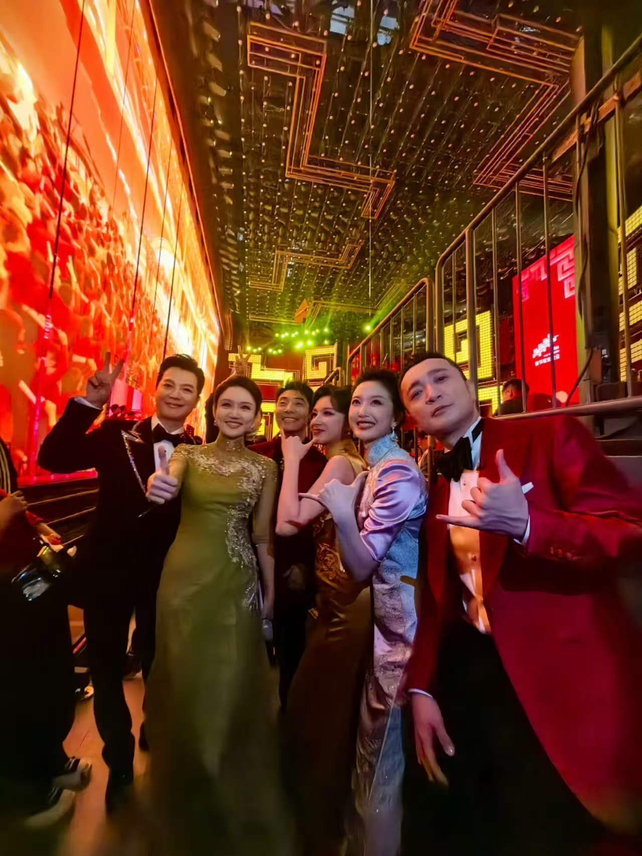 尼格买提晒染发照片主持人尼格买提晒染发后眼部肿胀照片配文别染发超有警示感搞笑