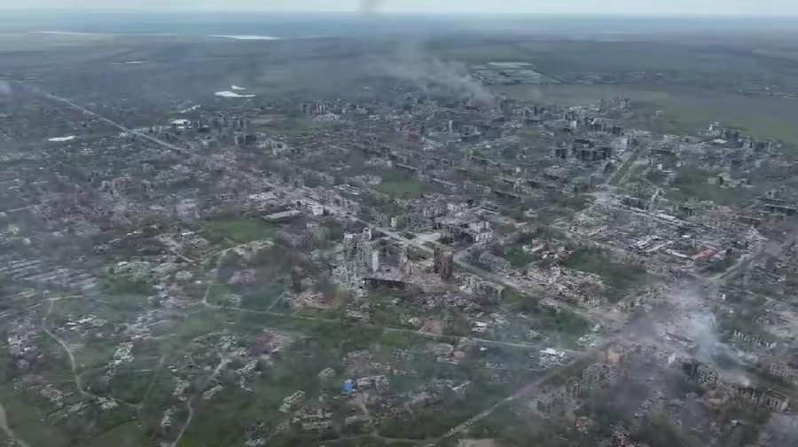 一夜之间天翻地覆！康斯坦丁诺夫卡突然陷落，俄军上百人已摸进市中心，乌军跑慢了就是